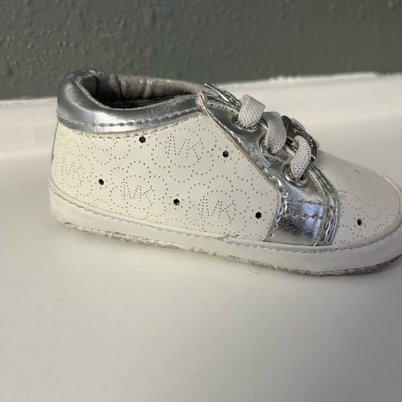 ⬇️$25 Michael Kors size 3 baby girl shoes Adorable 🥰 - Picture 3 of 6